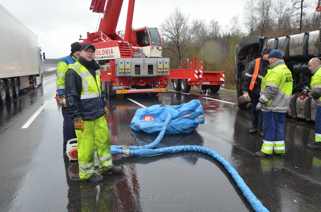 VU LKW umgestuerzt A 3 Rich Frankfurt AS Koenigsforst P455.JPG - Miklos Laubert